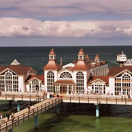 Augustin Mit Reetdach *